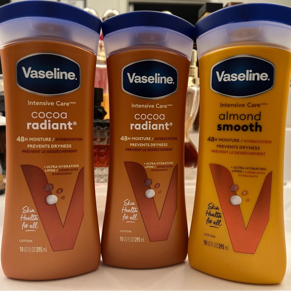 Vaseline Cocoa Radiant & Almond Smooth Moisturizer Set